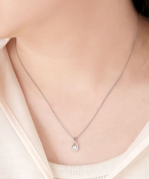 va vendome aoyama(ヴイエーヴァンドームアオヤマ)の「シルバー クロスドロップネックレス(ネックレス・レディース・シルバー・40cm)」の3枚目の写真