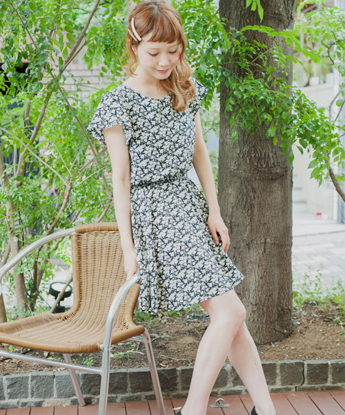 MAJESTIC LEGON（マジェスティックレゴン）の「マーガレット柄OP（ワンピース・レディース・ネイビー/ラベンダー/イエロー/ライトグリーン・FREE）」の2枚目の写真