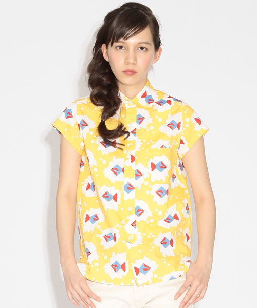 BEAMS BOY（ビームスボーイ）の「○BEAMS BOY / おさかなプリント ラウンド ボタンダウン シャツ（シャツ/ブラウス・レディース・イエロー/サックスブルー・ONE SIZE）」の2枚目の写真