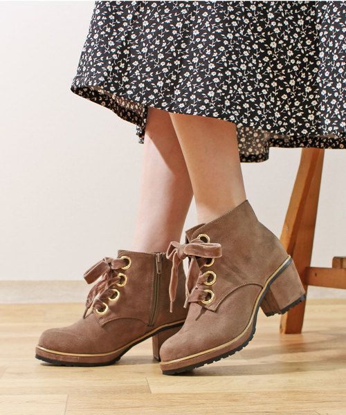 ALETTA�i�A���b�^�j�́uLirio blanco ���[�X�A�b�v�V���[�g�u�[�c�i�u�[�c�j�v�b�A�b�V���u���E��