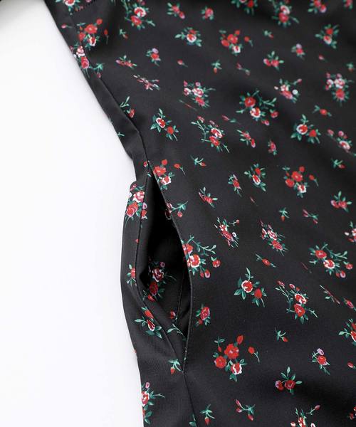 X-girl(エックスガール)の「FLORAL MINI DRESS(ワンピース・レディース・ブラック/オリーブ/ブルー・1/2)」の4枚目の写真