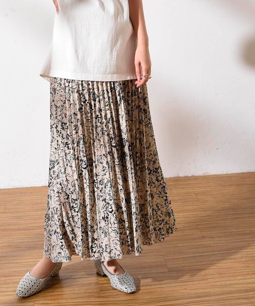 Discoat(ディスコート)の「【ZOZO限定/2020春物新作】花柄プリーツスカート/セットアップ/ロングスカート/マキシスカート/フレアスカート/リゾート マキシワンピース/マーメイドスカート(スカート)」|アイボリー