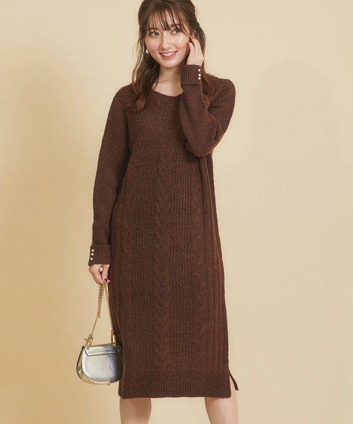 tocco closet（トッコ　クローゼット）の「袖口パール付き後ろベロアリボン装飾ケーブル編みニットワンピース（ワンピース・レディース・ブラウン/ラベンダー/グレイッシュベージュ・M）」の2枚目の写真