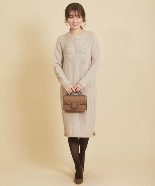 tocco closet（トッコ　クローゼット）の「袖口パール付き後ろベロアリボン装飾ケーブル編みニットワンピース（ワンピース・レディース・ブラウン/ラベンダー/グレイッシュベージュ・M）」の4枚目の写真