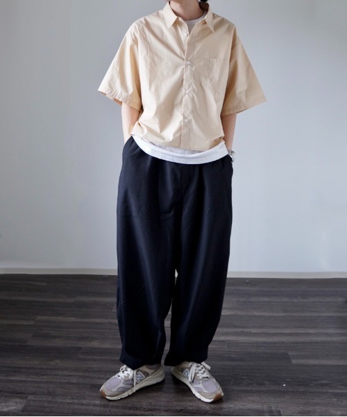 y/m by れぽすけ（イムバイレポスケ）の「クロップドレギュラーカラーシャツ（シャツ/ブラウス・メンズ・ベージュ/ブルー・MEDIUM/LARGE）」の17枚目の写真