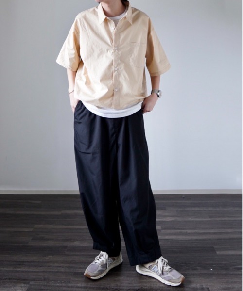 y/m by れぽすけ（イムバイレポスケ）の「クロップドレギュラーカラーシャツ（シャツ/ブラウス・メンズ・ベージュ/ブルー・MEDIUM/LARGE）」の3枚目の写真