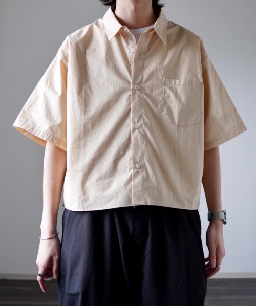 y/m by れぽすけ（イムバイレポスケ）の「クロップドレギュラーカラーシャツ（シャツ/ブラウス・メンズ・ベージュ/ブルー・MEDIUM/LARGE）」の18枚目の写真