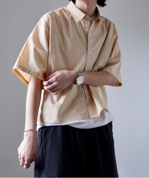 y/m by れぽすけ（イムバイレポスケ）の「クロップドレギュラーカラーシャツ（シャツ/ブラウス・メンズ・ベージュ/ブルー・MEDIUM/LARGE）」の4枚目の写真