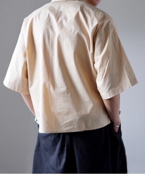 y/m by れぽすけ（イムバイレポスケ）の「クロップドレギュラーカラーシャツ（シャツ/ブラウス・メンズ・ベージュ/ブルー・MEDIUM/LARGE）」の13枚目の写真