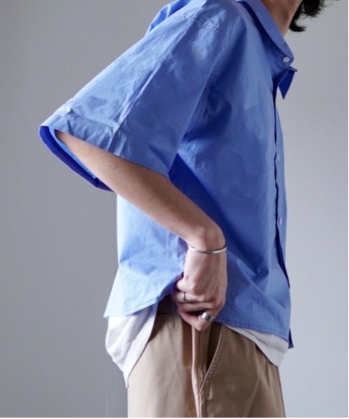 y/m by れぽすけ（イムバイレポスケ）の「クロップドレギュラーカラーシャツ（シャツ/ブラウス・メンズ・ベージュ/ブルー・MEDIUM/LARGE）」の15枚目の写真