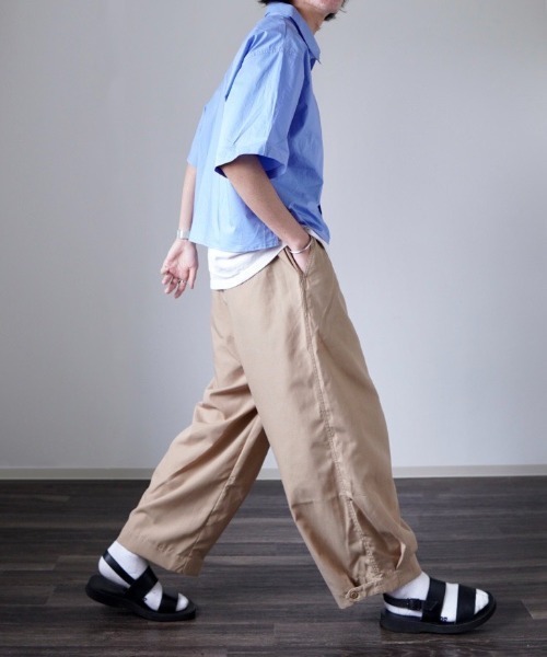 y/m by れぽすけ（イムバイレポスケ）の「クロップドレギュラーカラーシャツ（シャツ/ブラウス・メンズ・ベージュ/ブルー・MEDIUM/LARGE）」の19枚目の写真