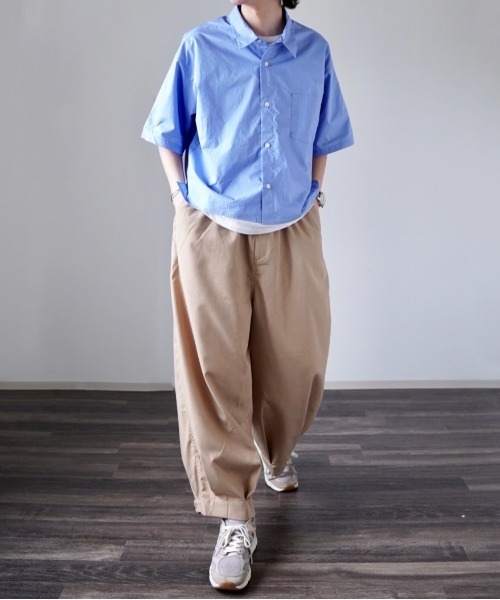 y/m by れぽすけ（イムバイレポスケ）の「クロップドレギュラーカラーシャツ（シャツ/ブラウス・メンズ・ベージュ/ブルー・MEDIUM/LARGE）」の9枚目の写真