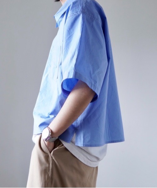 y/m by れぽすけ（イムバイレポスケ）の「クロップドレギュラーカラーシャツ（シャツ/ブラウス・メンズ・ベージュ/ブルー・MEDIUM/LARGE）」の12枚目の写真