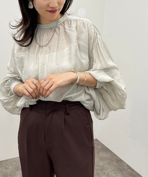 apres jour mignon(アプレジュールミニョン)の「シアー袖ボリュームハイネックブラウス【ZOZOTOWN限定アイテム】(シャツ/ブラウス・レディース・オフホワイト/グリーン/ブラック/グレイッシュベージュ・フリー/X-LARGE)」の3枚目の写真