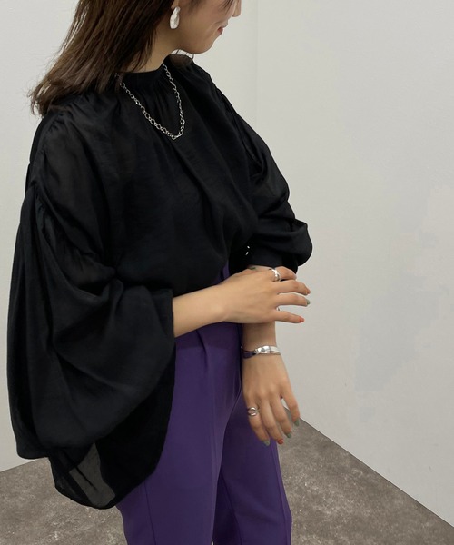 apres jour mignon(アプレジュールミニョン)の「シアー袖ボリュームハイネックブラウス【ZOZOTOWN限定アイテム】(シャツ/ブラウス・レディース・オフホワイト/グリーン/ブラック/グレイッシュベージュ・フリー/X-LARGE)」の2枚目の写真