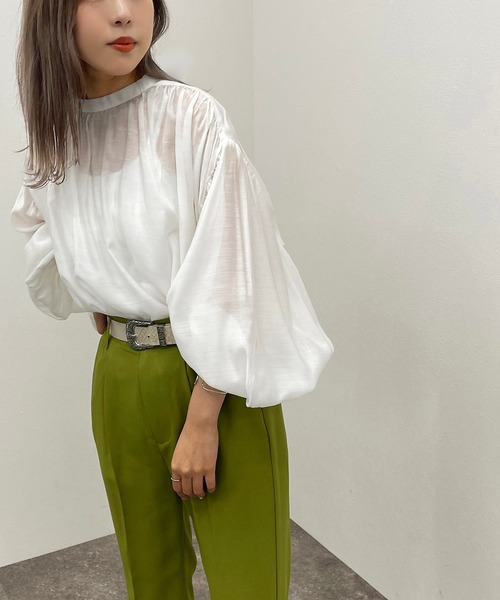 apres jour mignon(アプレジュールミニョン)の「シアー袖ボリュームハイネックブラウス【ZOZOTOWN限定アイテム】(シャツ/ブラウス・レディース・オフホワイト/グリーン/ブラック/グレイッシュベージュ・フリー/X-LARGE)」の5枚目の写真