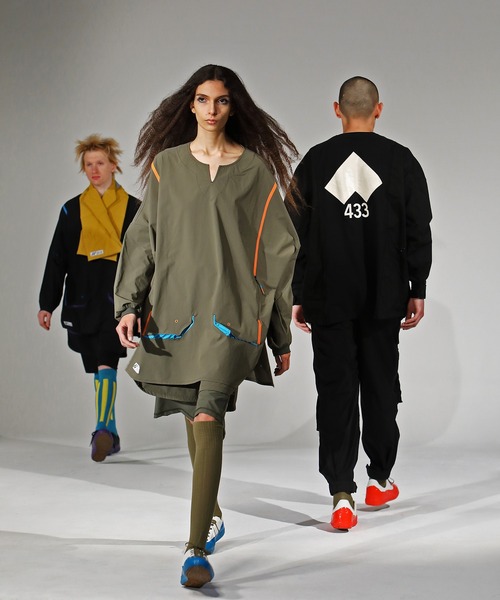 SIVA（シヴァ）の「SIVA シヴァ / DOLMAN SEAM-LINE WIDE L-SLEEVE ドルマンスリーブシームラインワイドロンT ビッグシルエット / 21C-S-02-01（Tシャツ/カットソー・メンズ・ブラック/カーキ・2/3）」の19枚目の写真