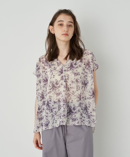 YECCA VECCA（イェッカヴェッカ）の「・ボタニカル柄スキッパーブラウス＊（シャツ/ブラウス・レディース・ブラック/カーキ/パープル・FREE）」の3枚目の写真