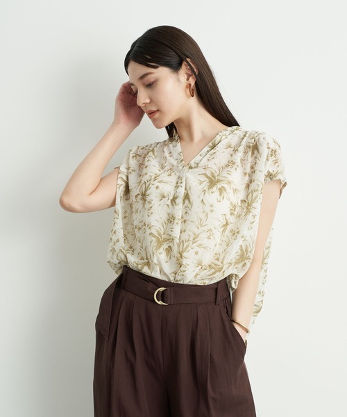 YECCA VECCA（イェッカヴェッカ）の「・ボタニカル柄スキッパーブラウス＊（シャツ/ブラウス・レディース・ブラック/カーキ/パープル・FREE）」の2枚目の写真