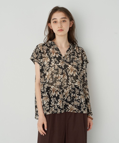 YECCA VECCA（イェッカヴェッカ）の「・ボタニカル柄スキッパーブラウス＊（シャツ/ブラウス・レディース・ブラック/カーキ/パープル・FREE）」の1枚目の写真