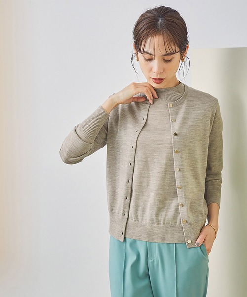 ROPE'（ロペ）の「【新色追加】【毛玉になりにくい】ウォッシャブルクルーネックニットカーディガン（ニット/セーター・レディース・ブラック/グレー/ベージュ/ピンク/ワイン/ホワイト系その他/ライトグレー/キナリ/サックスブルー・38）」の6枚目の写真