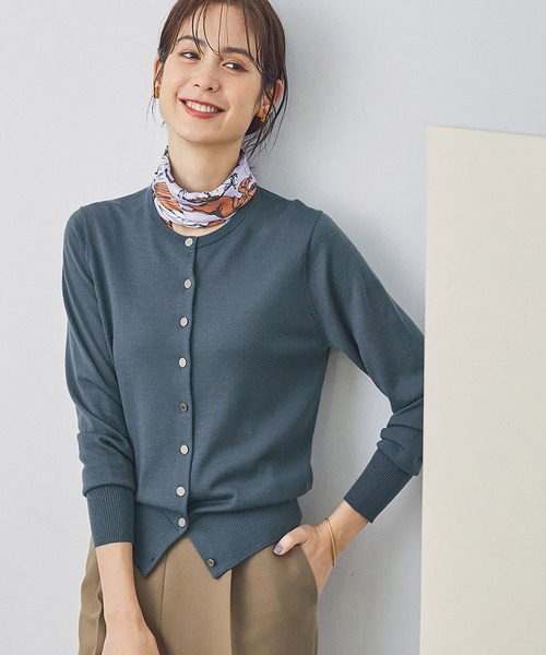 ROPE'（ロペ）の「【新色追加】【毛玉になりにくい】ウォッシャブルクルーネックニットカーディガン（ニット/セーター・レディース・ブラック/グレー/ベージュ/ピンク/ワイン/ホワイト系その他/ライトグレー/キナリ/サックスブルー・38）」の5枚目の写真