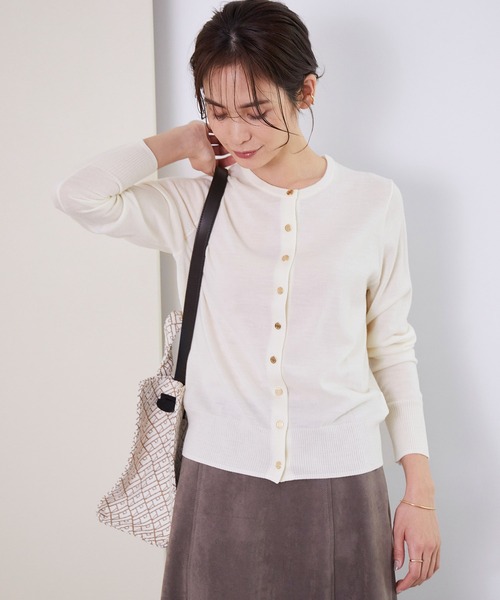 ROPE'（ロペ）の「【新色追加】【毛玉になりにくい】ウォッシャブルクルーネックニットカーディガン（ニット/セーター・レディース・ブラック/グレー/ベージュ/ピンク/ワイン/ホワイト系その他/ライトグレー/キナリ/サックスブルー・38）」の3枚目の写真