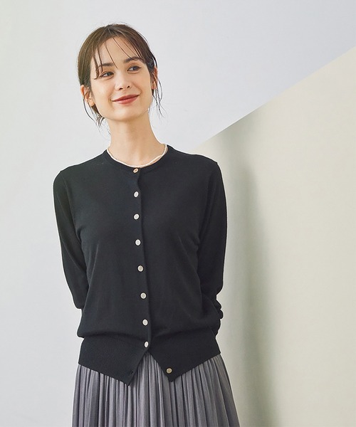 ROPE'（ロペ）の「【新色追加】【毛玉になりにくい】ウォッシャブルクルーネックニットカーディガン（ニット/セーター・レディース・ブラック/グレー/ベージュ/ピンク/ワイン/ホワイト系その他/ライトグレー/キナリ/サックスブルー・38）」の4枚目の写真