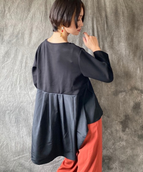 deux amour（ドゥーザムール）の「ポンチバックフリルカットソー（スウェット・レディース・ブラック/カーキ系・MEDIUM）」の2枚目の写真