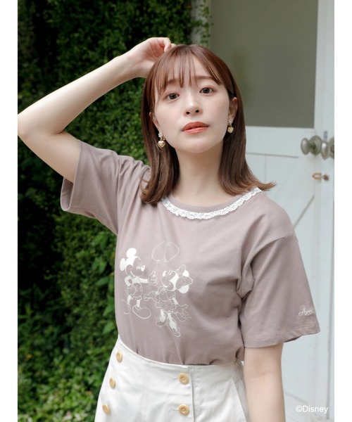 Disney(ディズニー)の「ミッキー&ミニー/フリル付きTシャツ(Tシャツ/カットソー・レディース・ピンク/オフホワイト/ブラウン・FREE)」の2枚目の写真