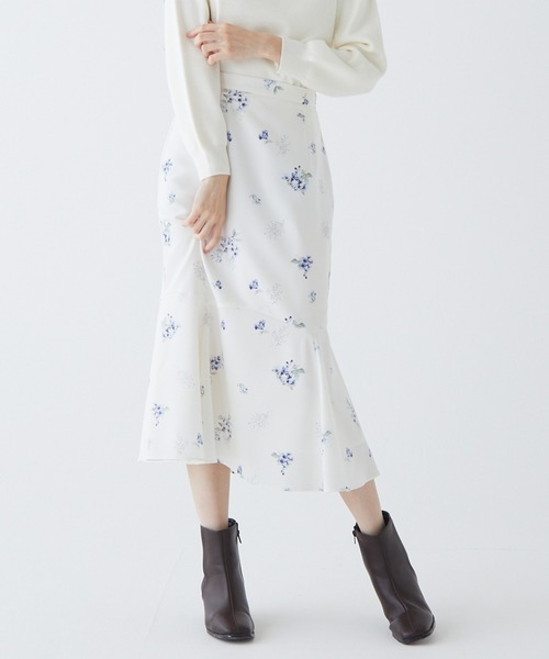 BE RADIANCE(ビーラディエンス)の「フラワープリントスカート(スカート・レディース・ブラウン/オフホワイト/ブルー・FREE)」の1枚目の写真