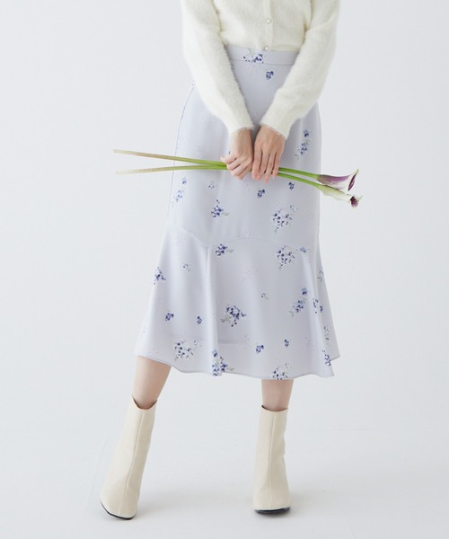 BE RADIANCE(ビーラディエンス)の「フラワープリントスカート(スカート・レディース・ブラウン/オフホワイト/ブルー・FREE)」の3枚目の写真
