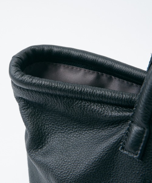 PAPILLONNER（パピヨネ）の「レザーなのにペットボトルより軽い