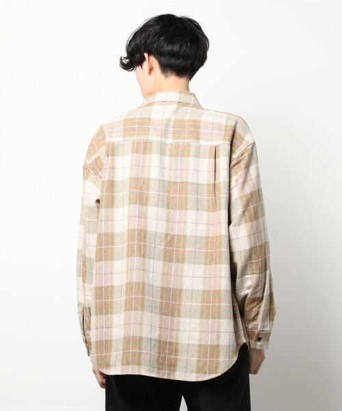 LOWRYS FARM（ローリーズファーム）の「ヘリンボーンチェックBIGシャツ　255160（シャツ/ブラウス・メンズ・ブラウン/ベージュ/カーキ・MEDIUM/LARGE）」の4枚目の写真