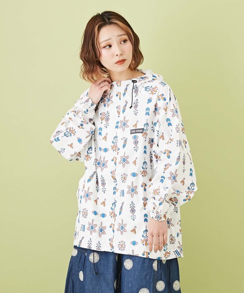 CUBE SUGAR(キューブシュガー)の「撥水加工 総柄プリント マウンテンパーカー(マウンテンパーカー・レディース・ホワイト系その他/グレー系その他/ベージュ系その他/ブルー系その他/ホワイト系その他2/ブルー系その他2/パープル系その他/その他2/その他1/ネイビー系/グリーン系その他/ベージュ×ブラック/カラフル/ホワイト系その他3・M)」の2枚目の写真