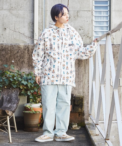 CUBE SUGAR(キューブシュガー)の「撥水加工 総柄プリント マウンテンパーカー(マウンテンパーカー・レディース・ホワイト系その他/グレー系その他/ベージュ系その他/ブルー系その他/ホワイト系その他2/ブルー系その他2/パープル系その他/その他2/その他1/ネイビー系/グリーン系その他/ベージュ×ブラック/カラフル/ホワイト系その他3・M)」の15枚目の写真