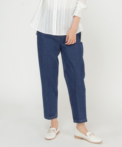 ikka(イッカ)の「デニムスリムテーパードパンツ(デニムパンツ・レディース・オフホワイト/ブルー/ネイビー・M/L)」の2枚目の写真