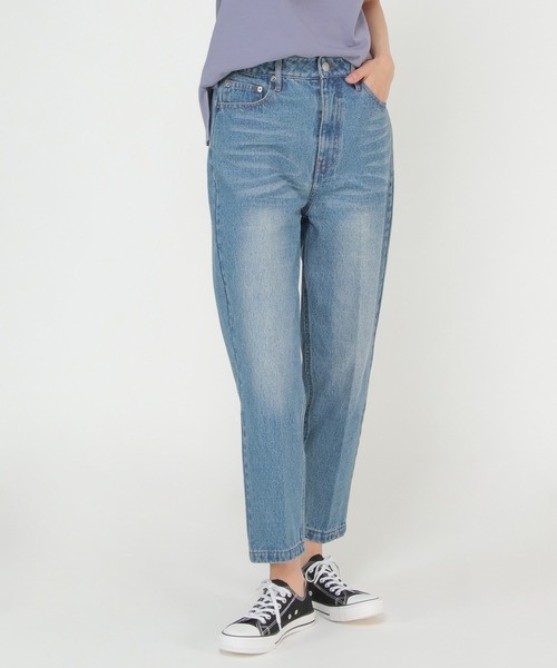 ikka(イッカ)の「デニムスリムテーパードパンツ(デニムパンツ・レディース・オフホワイト/ブルー/ネイビー・M/L)」の3枚目の写真