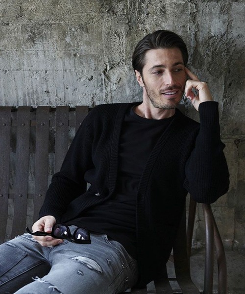 1 piu 1 uguale 3（ウノピゥウノウグァーレトレ）の「1B V-CARDIGAN（カーディガン/ボレロ・メンズ・ホワイト/ブラック/ダークグレー・Ⅳ/Ⅵ/Ⅴ）」の2枚目の写真