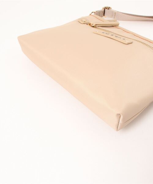 To b. by agnes b.(トゥービーバイアニエスベー)の「WT47 POCHETTE マルチポシェット(ショルダーバッグ・レディース・ベージュ・FREE)」の6枚目の写真