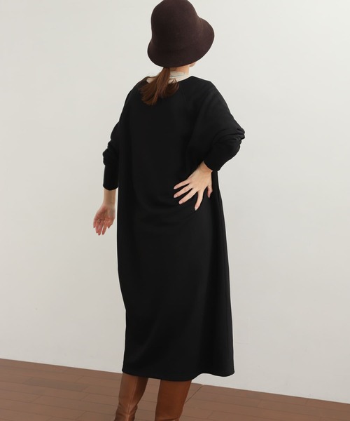 URBAN RESEARCH DOORS(アーバンリサーチドアーズ)の「Vネックスウェットワンピース(ワンピース・レディース・ライトベージュ/ブラック・MEDIUM)」の6枚目の写真