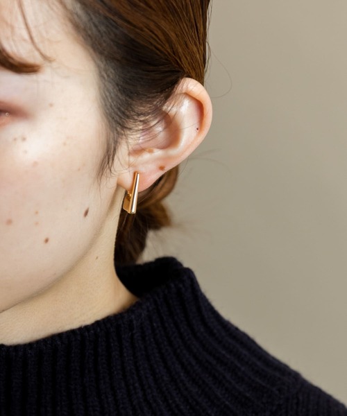 SMELLY(スメリー)の「メタルスクエアイヤリング(イヤリング・レディース・ゴールド・-)」の2枚目の写真