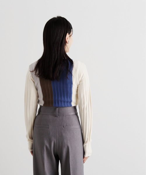 N.(N. Natural Beauty Basic)(エヌエヌナチュラルビューティーベーシック)の「◆カラーブロッキングハイネックリブニット(ニット/セーター・レディース・ホワイト系その他/ベージュ系その他/ネイビー系・MEDIUM)」の8枚目の写真