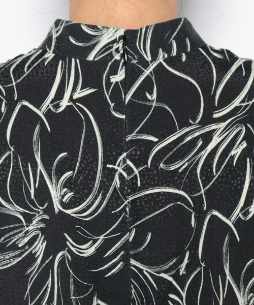 allureville（アルアバイル）の「ドローイングフラワープリント