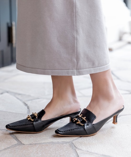 Julia Boutique(ジュリアブティック)の「ビット付きスクエアトゥパンプス/23091(パンプス・レディース・ブラック/ホワイト・36/37/38/39)」の2枚目の写真