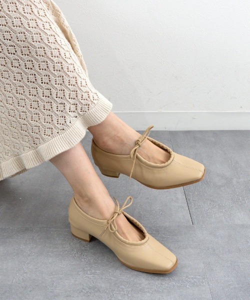 Fabby fabby（ファビィーファビィー）の「シャーリングリボンスクエアシューズ（その他シューズ・レディース・オフホワイト/ベージュ/ブラック・SMALL/MEDIUM/LARGE）」の3枚目の写真