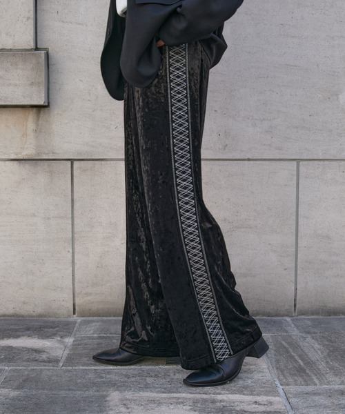 COLONY 2139（コロニートゥーワンスリーナイン）の「クラッシュベロアトラックパンツ（その他パンツ・メンズ・ブラック/ブラウン・LARGE/MEDIUM）」の2枚目の写真