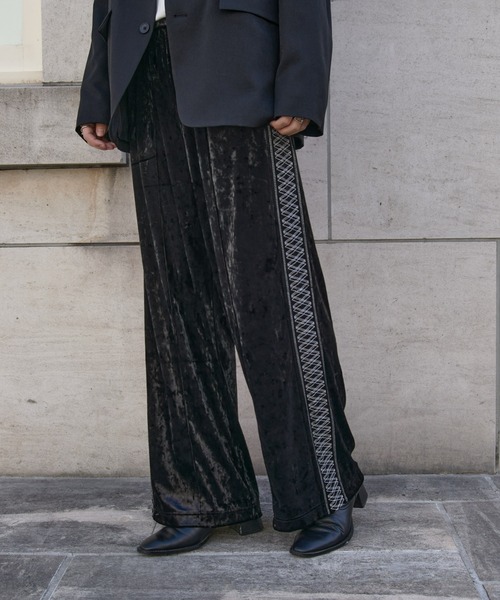 COLONY 2139（コロニートゥーワンスリーナイン）の「クラッシュベロアトラックパンツ（その他パンツ・メンズ・ブラック/ブラウン・LARGE/MEDIUM）」の3枚目の写真