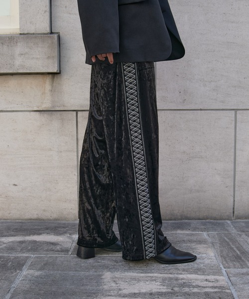 COLONY 2139（コロニートゥーワンスリーナイン）の「クラッシュベロアトラックパンツ（その他パンツ・メンズ・ブラック/ブラウン・LARGE/MEDIUM）」の5枚目の写真