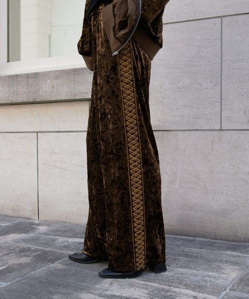 COLONY 2139（コロニートゥーワンスリーナイン）の「クラッシュベロアトラックパンツ（その他パンツ・メンズ・ブラック/ブラウン・LARGE/MEDIUM）」の10枚目の写真